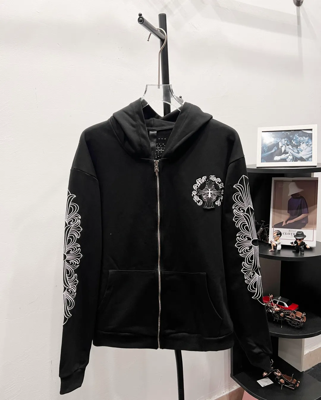 P320 Luxury 𝐂𝐡𝐫𝐨𝐦𝐞 𝐇𝐞𝐚𝐫𝐭𝐬/Cro Xin 2025 Pearl Cross Fully Embroidered New Original Counter High Street Style Jacket Top Version! Customized 420g heavyweight pure cotton fabric! High street style pearl cross all over embroidery + complex pattern embroidery on the sleeves + all embroidery is covered with rubber! Top products from the counter. The upper body is comfortable and textured. It has a low-key luxury feel. The outfit shows high-end taste. The large-cut tailoring is neat and elegant. The sophistication of the upper body is directly impressive👍High-end materials. High-quality cotton materials are selected✂️Outstanding quality. Special processing technology makes the body shape crisp and skin-friendly! No matter your figure, your upper body can instantly become a fashion icon, full of luxury. Accessories: Original molded leather collar label, authentic original hangtag + matching sling + 3D hanging beads + original packaging bag. Craftsmanship: The original version has consistent wiring! Detailed alignment process, highest degree of restoration! Multiple pattern making and debugging, 100% replica of the authentic quality! The correct version is the same for men and women. It is eye-catching, looks great and has full aura! Size: S M L Color: White Black
